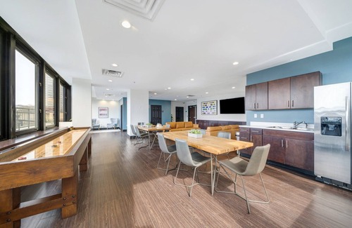 Downtown Pittsburgh Apartment | Luxe City Views | Premium Location 8th Floor | 24/7 Gym Terrace Roku
