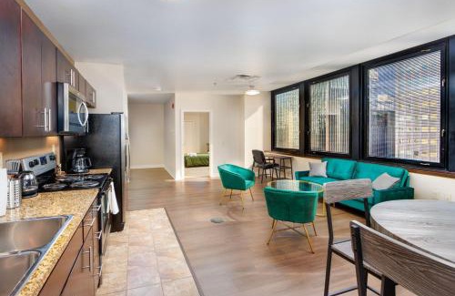 Downtown Pittsburgh Apartment | Luxe City Views PRIME LOCATION 8TH FLOOR PANORAMIC VIEWS FAST WIFI 24-7 Gym Lounge Roku