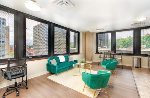 Downtown Pittsburgh Apartment | Luxe City Views PRIME LOCATION 8TH FLOOR PANORAMIC VIEWS FAST WIFI 24-7 Gym Lounge Roku