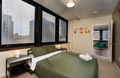 Downtown Pittsburgh Apartment | Luxe City Views PRIME LOCATION 8TH FLOOR PANORAMIC VIEWS FAST WIFI 24-7 Gym Lounge Roku