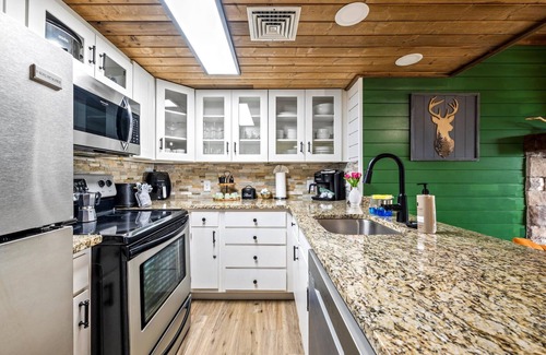 Gatlinburg - Pigeon Forge Condo | Luxe Condo - Mountain Views - Pool, Hot Tub, Sauna
