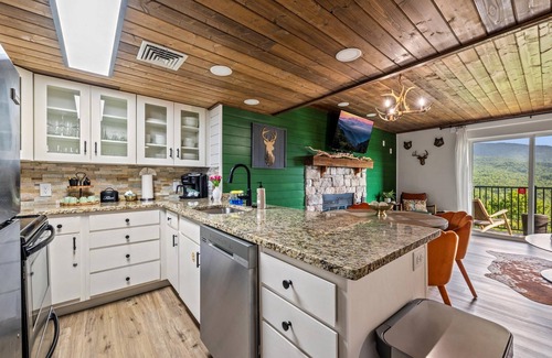 Gatlinburg - Pigeon Forge Condo | Luxe Condo - Mountain Views - Pool, Hot Tub, Sauna