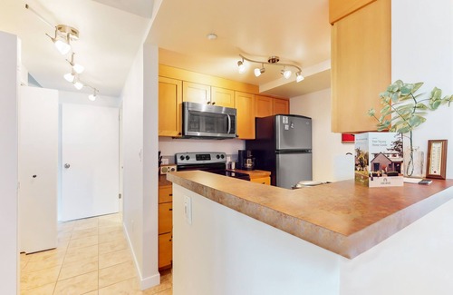 Downtown Seattle Condo | Luxe condo overlooking Elliott Bay & Olympic Mountains with pool, hot tub, gym