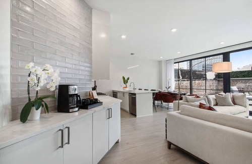 Central Business District Condo | Luxe Condo with Roof Deck at The Moderne