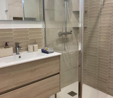 Sete Apartment | Luxe & Confort, Spacieux, Neuf, Clim et Central