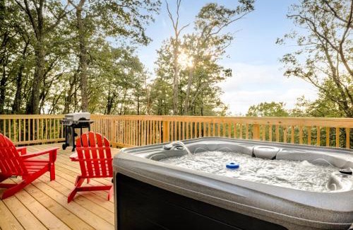 Capon Bridge House | Luxe Dome w Hot Tub, Full Bath & Mountain View