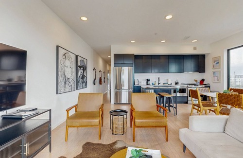 North Capitol House | Luxe downtown condo on the waterfront - river-view balcony, fast WiFi & W/D