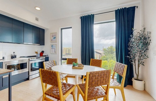 North Capitol House | Luxe downtown condo on the waterfront - river-view balcony, fast WiFi & W/D