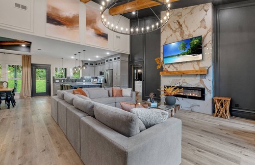 Tallahassee House | Luxe Downtown Modern Sleeps 10