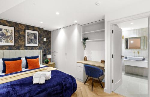 Parsons Green and Walham Apartment | Luxe Duplex Apartment Fulham With Outdoor Patio