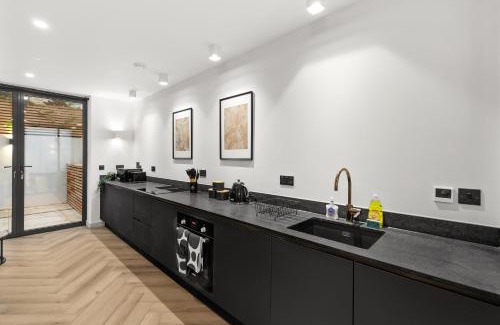 Parsons Green and Walham Apartment | Luxe Duplex Apartment Fulham With Outdoor Patio