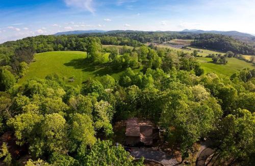 Blue Ridge House | Luxe Family Cabin 8 min to Downtown Blue Ridge