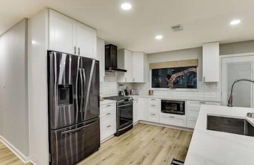 Woodstone Village House | Luxe Family Home | Sleeps 7 | South Austin!