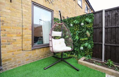 Whitechapel Apartment | LUXE Garden House Prime Location W Private Parking