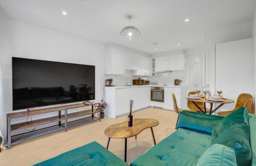 Whitechapel Apartment | LUXE Garden House Prime Location W Private Parking