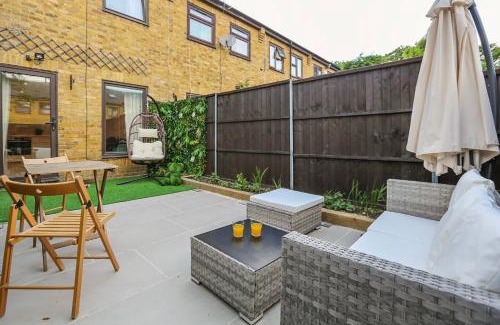 Whitechapel Apartment | LUXE Garden House Prime Location W Private Parking