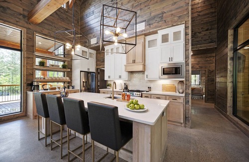 Broken Bow House | Luxe Getaway-Ping Pong, Play Set,EV Charger &More