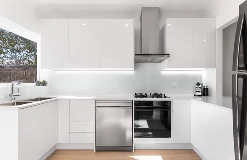Glenelg House | Luxe Glenelg No.1 | Beach, Backyard, Jetty Rd, Carport, BBQ, WiFi & Airport