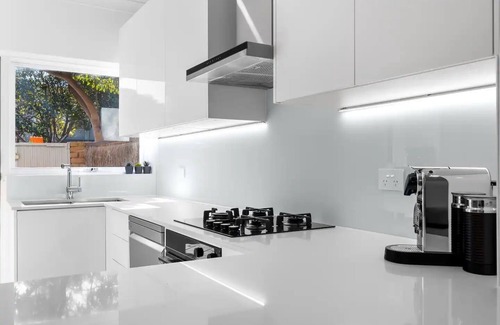 Glenelg House | Luxe Glenelg No.1 | Beach, Backyard, Jetty Rd, Carport, BBQ, WiFi & Airport