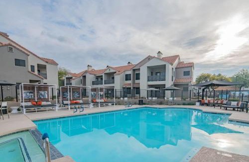 North Scottsdale Apartment | Luxe Golf Pickleball Pool Hot Tub King Bed Parking
