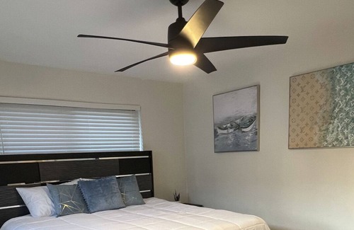 Highland Garden House | Luxe Hollywood Oasis W/HotTub, MiniGolf, Arcade & BBQ Grill - close to the beach