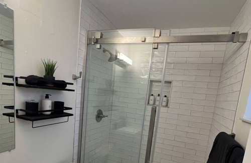 Highland Garden House | Luxe Hollywood Oasis W/HotTub, MiniGolf, Arcade & BBQ Grill - close to the beach