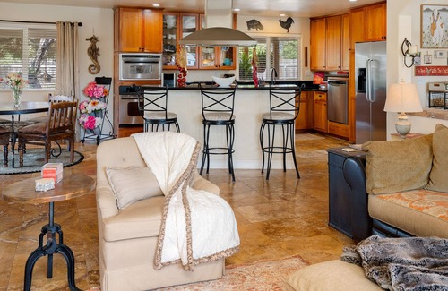 Callender House | Luxe Home on Boutique Farms with Animals -5 mins from Beach