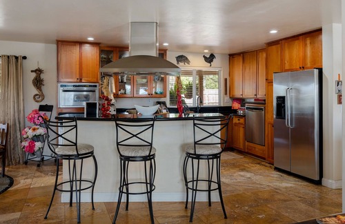 Callender House | Luxe Home on Boutique Farms with Animals -5 mins from Beach