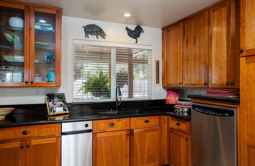 Callender House | Luxe Home on Boutique Farms with Animals -5 mins from Beach