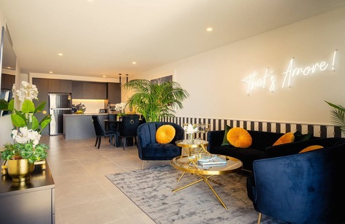 Maroochydore Apartment | Luxe Hotel Style with Amenities of Apartment City Vibes near Beach/Restaurants