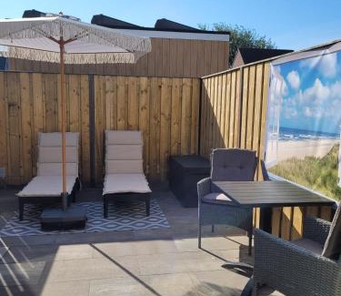 Zoutelande Bed & Breakfast | Luxe kamer Langendam 48 met privé terras