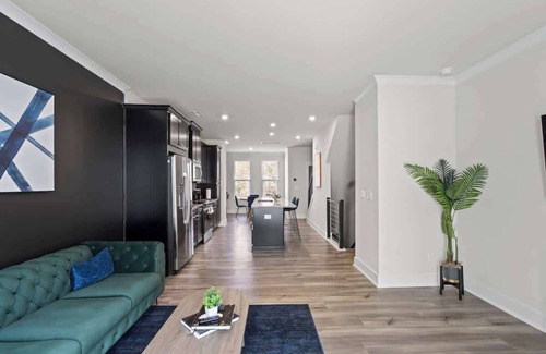 Charlotte House | Luxe King 3BR Townhouse -Mins to Uptown CLT!