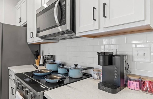 Paw Creek House | Luxe King 3BR Townhouse to Uptown Charlotte NC!