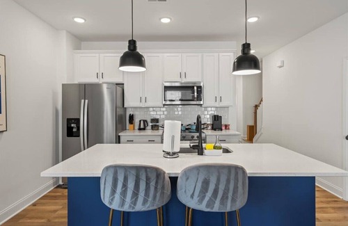 Paw Creek House | Luxe King 3BR Townhouse to Uptown Charlotte NC!