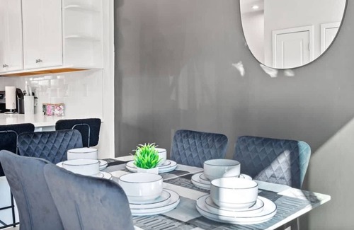 Charlotte House | Luxe King 3BR Townhouse Mins to Dwtn CLT!