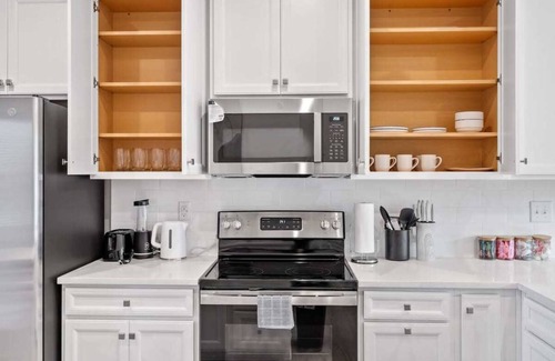 Charlotte House | Luxe King 3BR Townhouse Mins to Dwtn CLT!