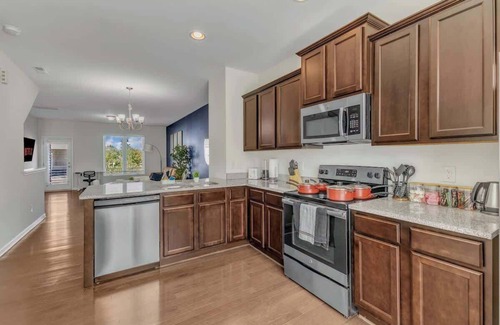 Southwest Raleigh House | Luxe King 3BR Townhouse—Mins to Downtown!