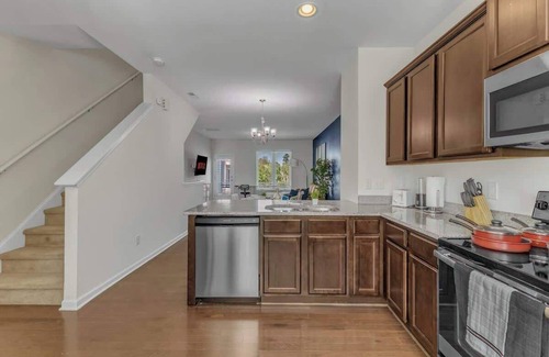 Southwest Raleigh House | Luxe King 3BR Townhouse—Mins to Downtown!