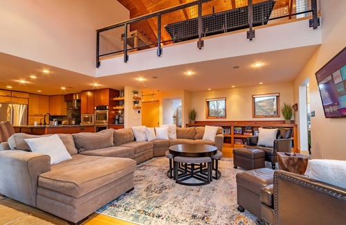 Baldwin House | Luxe Lakefront Estate near Minneapolis, Hot Tub, Sauna, Kayaks, Sleeps up to 20