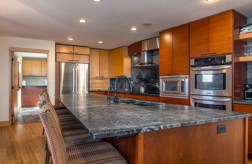 Baldwin House | Luxe Lakefront Estate near Minneapolis, Hot Tub, Sauna, Kayaks, Sleeps up to 20