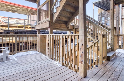 Wrigleyville Apartment | Luxe Lakeview 3BR near Wrigley Field, 1 block to Red Line, by Blueground