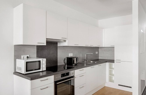 Erdberg Apartment | Luxe Landstraße 1BR w/Garden & Balcony, nr Hyblerpark, by Blueground