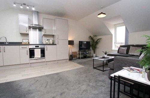 Castle House | Luxe Living Guest House-Sleeps 6-Private Parking-Free WIFI-Beach-City