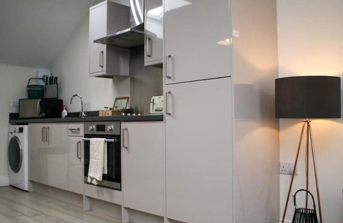 Castle House | Luxe Living Guest House-Sleeps 6-Private Parking-Free WIFI-Beach-City