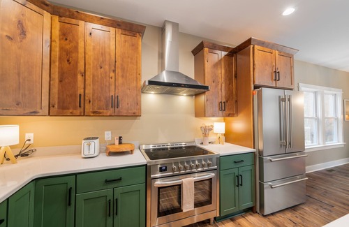 Massanutten House | Luxe Lodge Designer Decorated Sleeps 16 Hot Tub Decks w/ Slope views