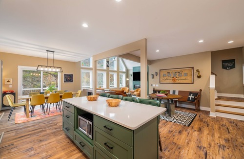 Massanutten House | Luxe Lodge Designer Decorated Sleeps 16 Hot Tub Decks w/ Slope views