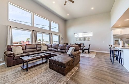 Gold Beach House | Luxe & Modern Getaway Near Otter Point with Ocean Views, Central AC & WiFi
