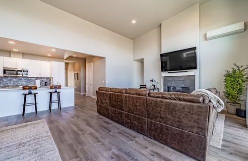 Gold Beach House | Luxe & Modern Getaway Near Otter Point with Ocean Views, Central AC & WiFi