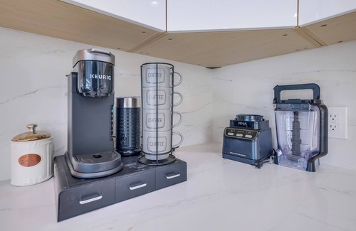 Southwood Condo | Luxe-Modern New beach Retreat