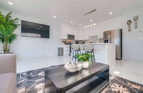 Southwood Condo | Luxe-Modern New beach Retreat